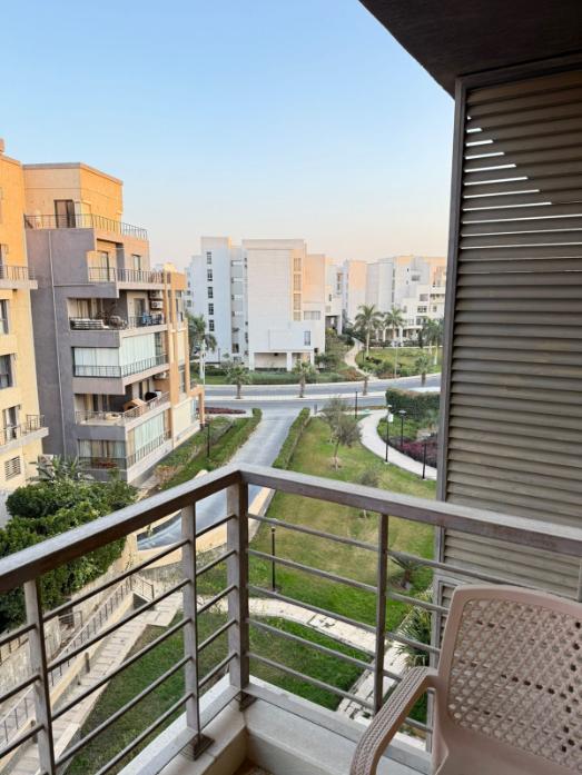 شقه للايجار المفروش بمدينتي 180 متر في الb8 تطل علي جاردن ف